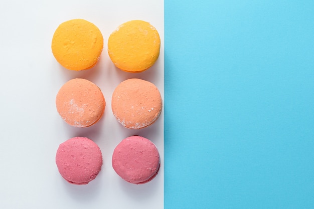 macarons disposés avec une vue de dessus en ligne parallèle