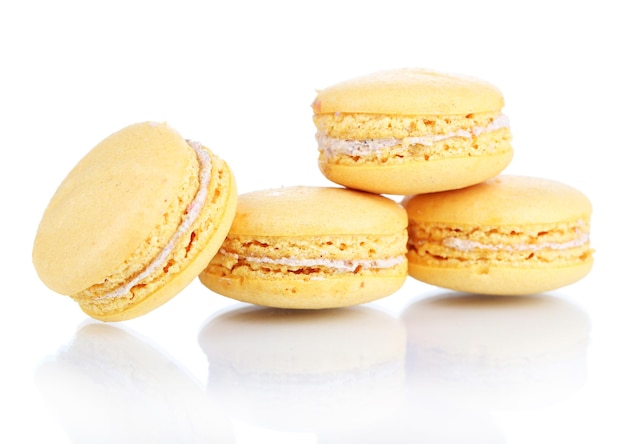 Macarons doux isolés sur blanc