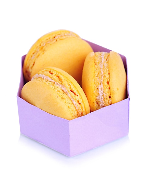 Macarons doux isolés sur blanc