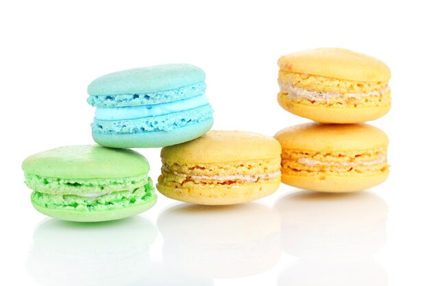 Macarons doux isolés sur blanc