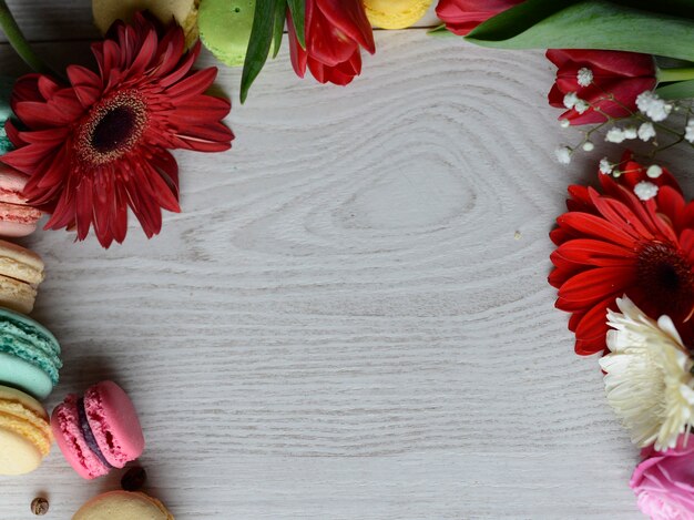 Macarons faits à la main avec des fleurs