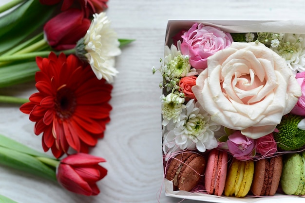 Photo macarons faits à la main avec des fleurs