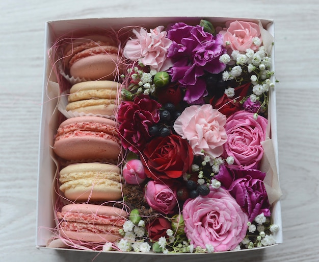 Macarons faits à la main avec des fleurs