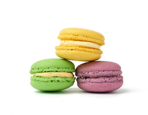 Macarons de farine d'amandes multicolores ronds cuits au four