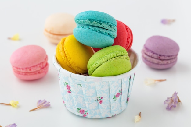 Macarons avec des fleurs sur un tableau blanc