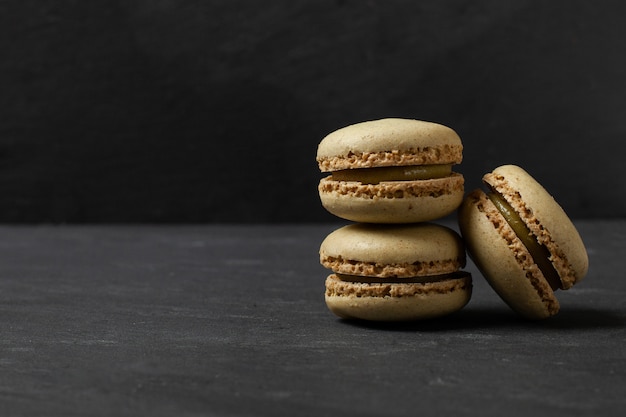 Macarons sur fond de béton foncé