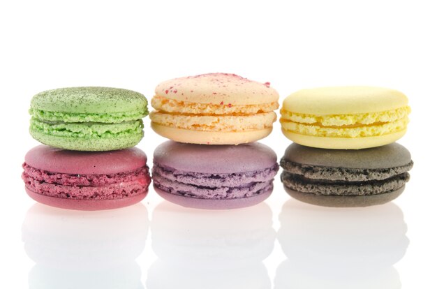 Macarons sur fond blanc