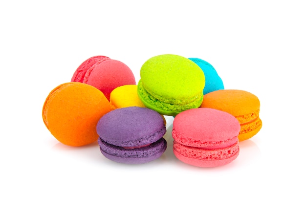 Photo macarons sur fond blanc