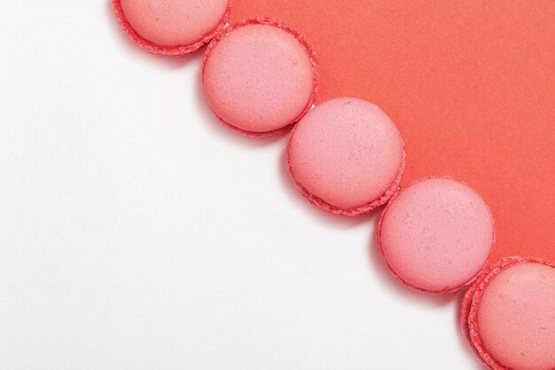 Macarons sur fond rose et blanc