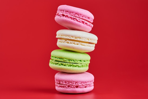 Macarons sur fond rouge