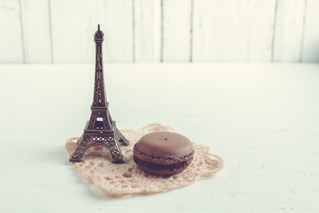 Photo macarons français au chocolat et tour eiffel