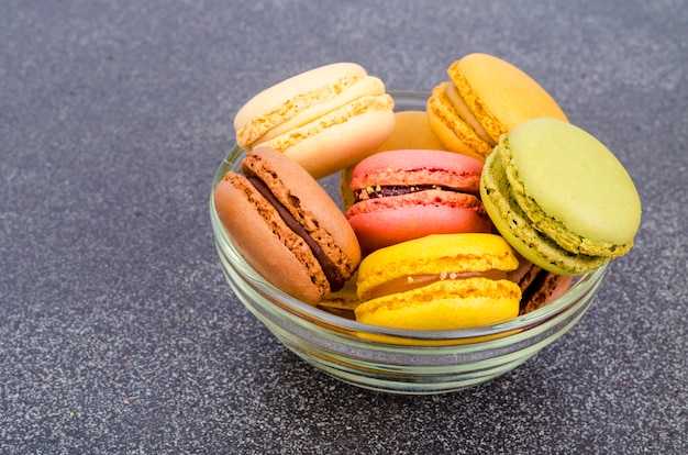 Macarons français aux amandes multicolores.