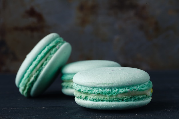 Macarons français bleu sur mur rustique