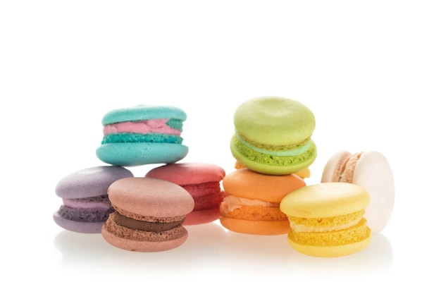 Macarons français colorés sur fond blanc