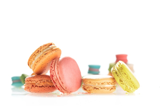 Macarons français colorés sur fond blanc