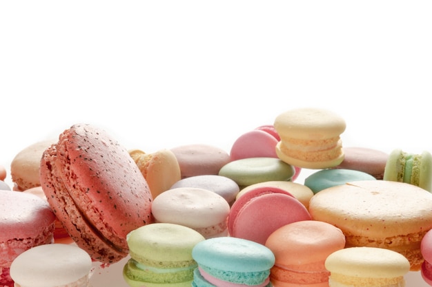 Macarons français colorés sur fond blanc