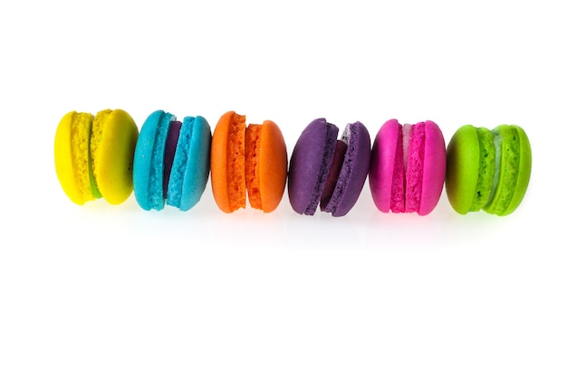 Macarons français colorés sur fond blanc.