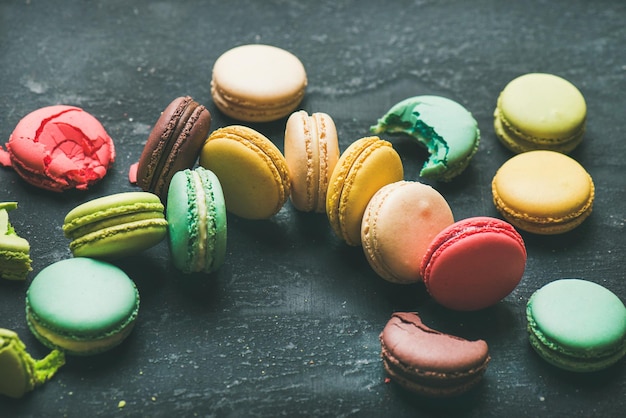 Macarons français colorés sur fond noir mise au point sélective