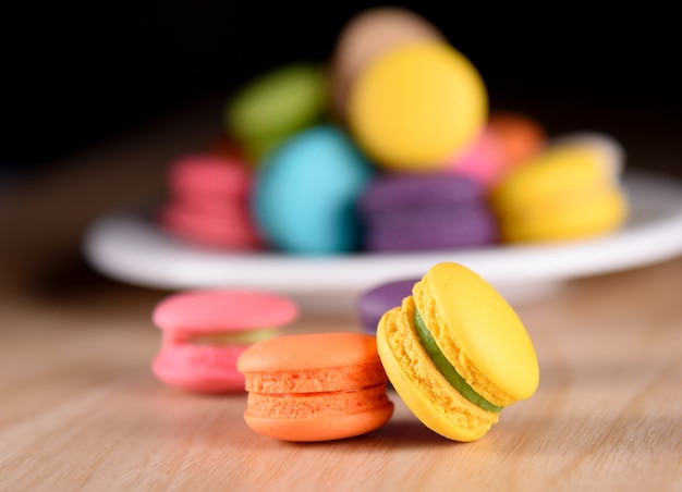 Macarons français colorés frais ou macarons