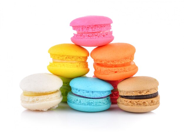Macarons français colorés sur mur blanc