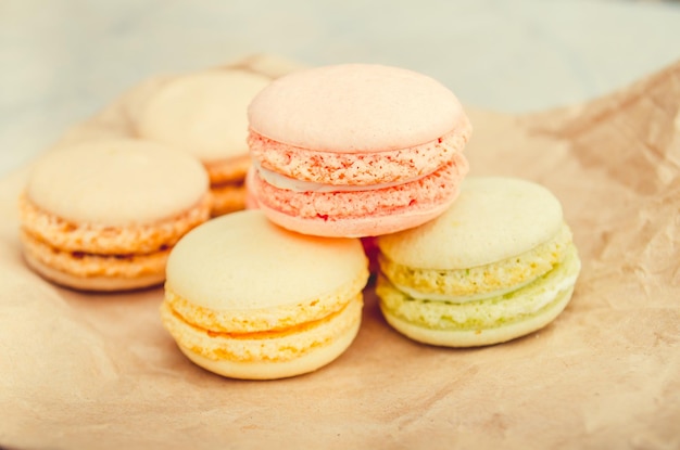 Macarons français colorés traditionnels filtrés au pastel vintage