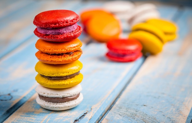 Macarons français colorés