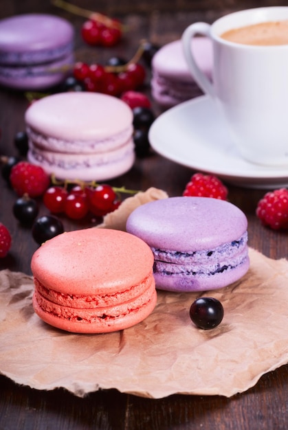 Macarons français doux et colorés sur fond de bois