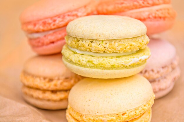 Macarons français doux et colorés ou macaron aux couleurs pastel