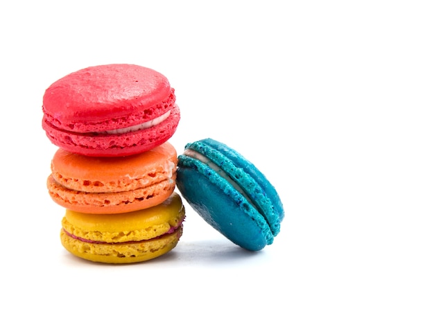 Macarons français sur fond blanc