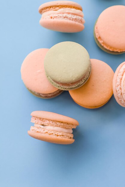 Macarons français sur fond bleu café parisien chic dessert aliments sucrés et gâteau macaron pour la conception de toile de fond de vacances de marque de confiserie de luxe