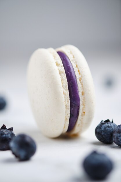 Macarons français fourrés aux myrtilles. Dessert délicat aux fruits des bois.