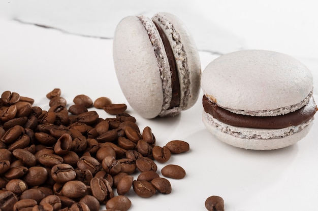 Macarons français isolés avec des grains de café.