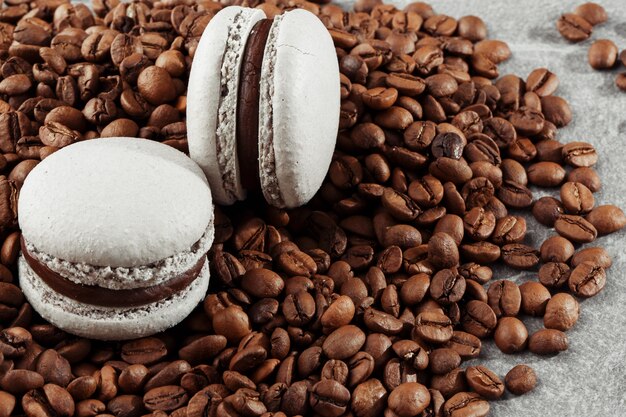 Macarons français isolés avec des grains de café.