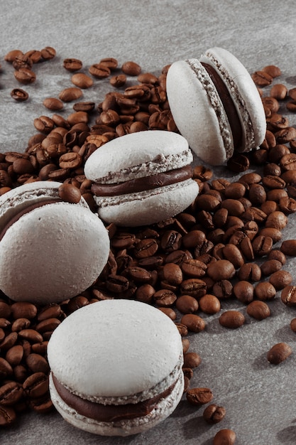 Macarons français isolés avec des grains de café.