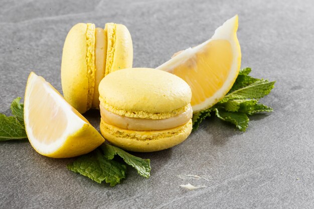 Macarons français isolés.