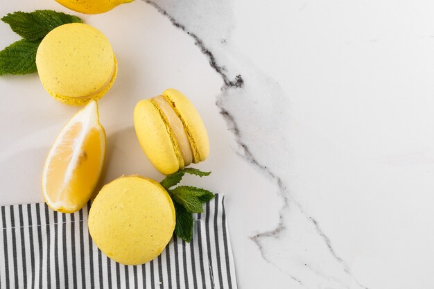 Macarons français isolés.