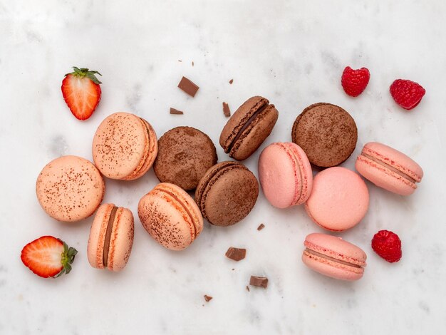 Photo macarons français sur marbre blanc vue du haut