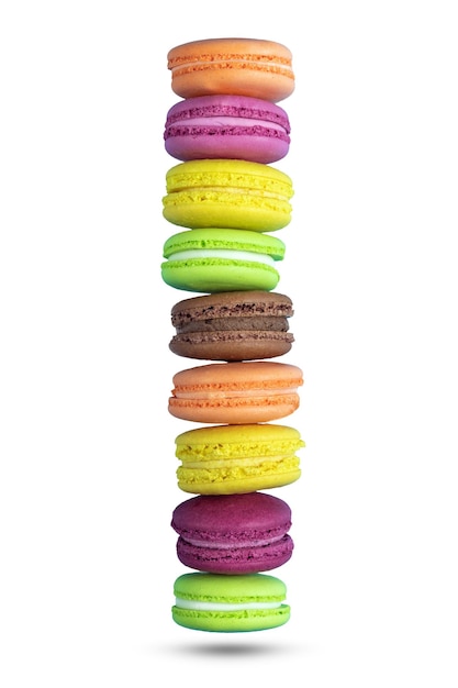 Les macarons français multicolores sont empilés isolés sur fond blanc