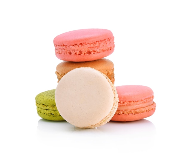 Macarons français sucrés et colorés ou macaron sur blanc, dessert.