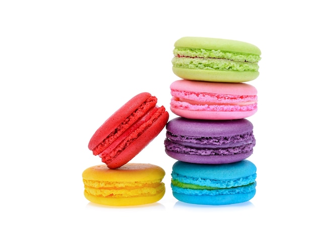 Macarons Français Sucrés Et Colorés Ou Macaron Isolé Sur Blanc, Dessert.