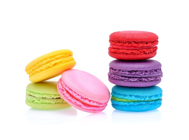 Macarons français sucrés et colorés ou macaron isolé sur blanc, dessert.