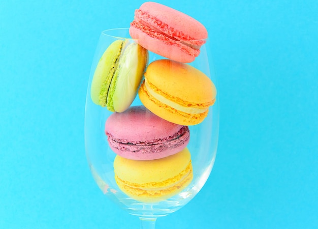 Macarons français sucrés et colorés