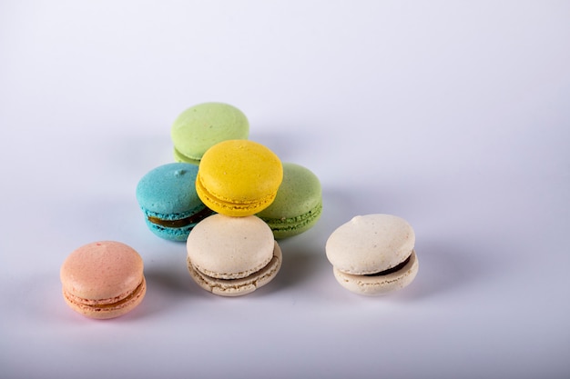 Macarons isolés sur blanc avec des ombres