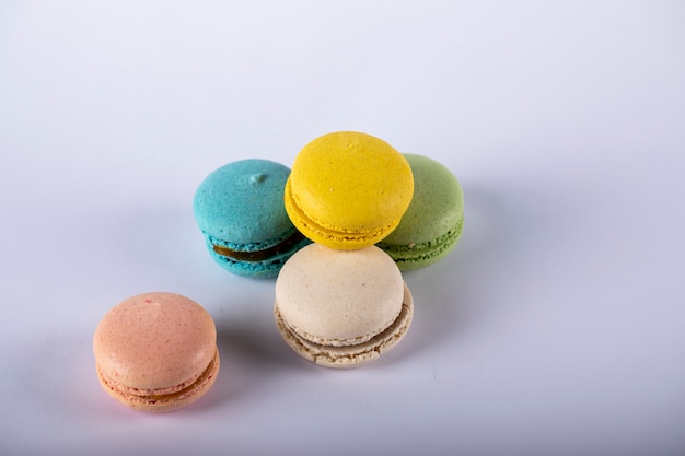 Macarons isolés sur fond blanc avec des ombres