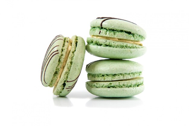 Macarons isolés sur fond blanc