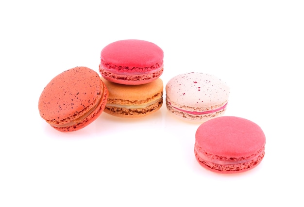 Macarons isolés sur fond blanc