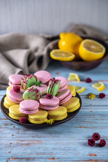 Photo macarons jaune rose vert aux framboises et citron