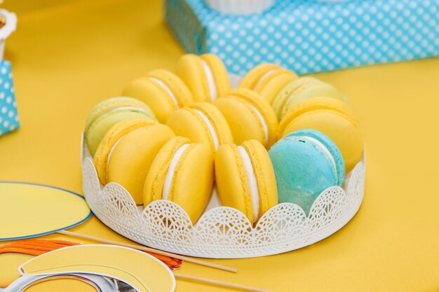 Macarons jaunes dans une assiette sur la table
