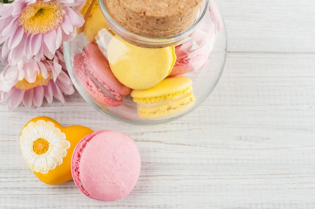 Macarons jaunes et roses, fleurs