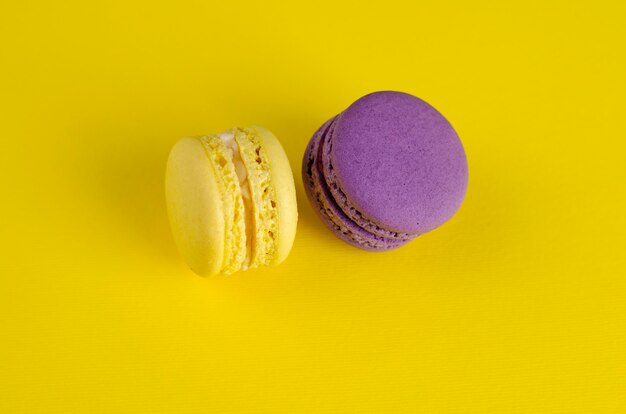 Macarons jaunes et violets sur jaune.